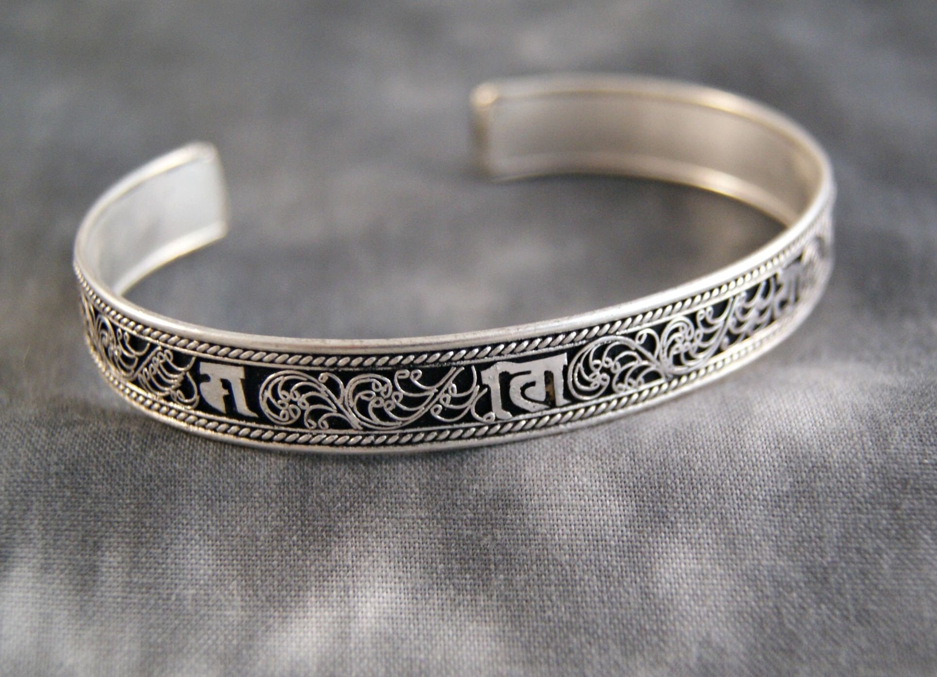 Nepal silver bangle - Etsy 日本