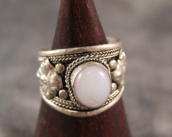 Breiter Ring mit Mondstein ~ Nepal (1449)