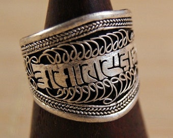 Wide Ring ~ Mantra ~ Filigree ~ Nepal (1251)