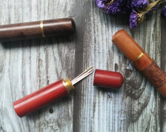 Nadeldose aus Holz für Steppnähnadeln. Ideal zum nähen, für Kreuzstich und Stickerei. Nadelhalter aus dunklem Holz, Teak, Nadeldose aus Rotholz