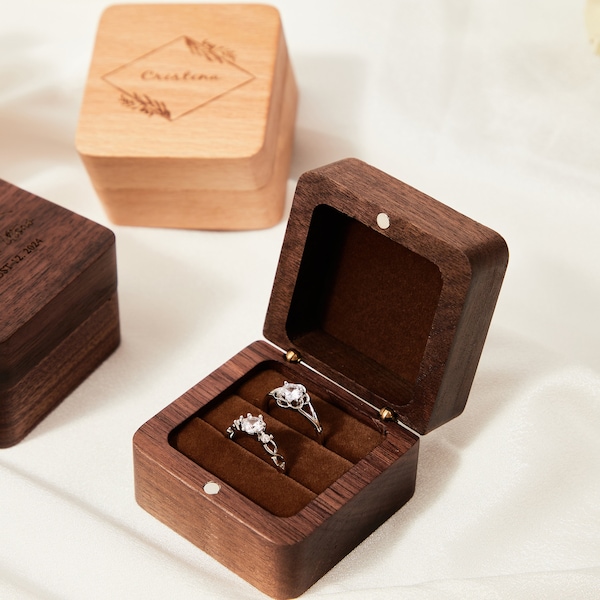 Personalisierte gravierte Verlobungsring Box, quadratischer Ringträger, Jubiläum, Vorschlag Ring Box Halter, kundenspezifische hölzerne Hochzeitszeremonie Ring Box