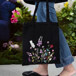 Flowers Embroidery Canvas Bag Kit for Beginners, Christmas Gift, Floral Tote Bag Embroidery Needlecraft Full Kit with English Instructions