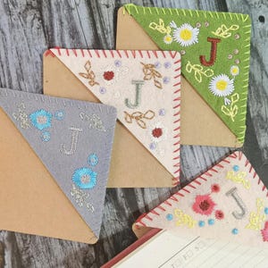 Marcador de canto bordado à mão personalizado - Decoração de canto de livro - 26 letras e 4 estações - Marcador de canto de página de triângulo de feltro costurado