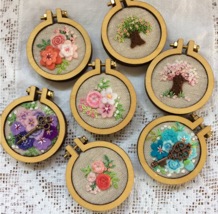 Mini Embroidery Hoop, Wooden Embroidery Frame Round and Oval Cross Stitch  Hoop Wood Hoop Ring Small Display Frame Circle for DIY Pendant Embroidery