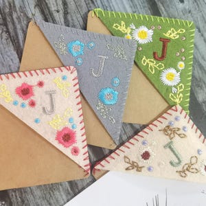 Marcador de canto bordado à mão personalizado - Decoração de canto de livro - 26 letras e 4 estações - Marcador de canto de página de triângulo de feltro costurado