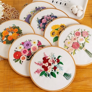 Kit di ricamo floreale per principianti - Modern Flower Plant Hand Embroidery Full Kit - Kit artistico da parete a cerchio floreale fai-da-te