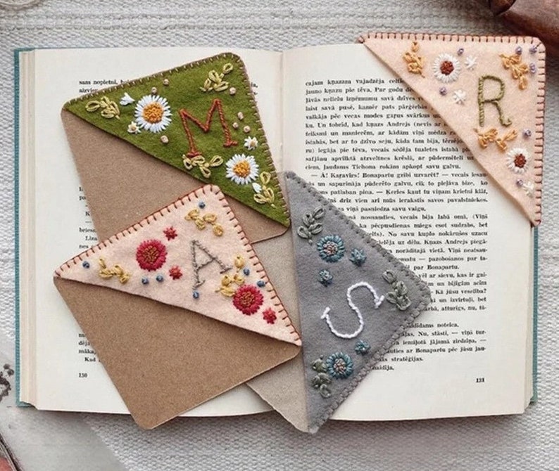 Personalized Hand Embroidered Corner Bookmark 26 Letters and 4 Seasons Book Corner Decoration Felt Triangle Page Stitched Corner Bookmark zdjęcie 10