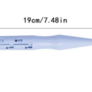 Op de afbeelding: Een lichtblauwe plastic haaknaald met een gouden metalen naald. De haaknaald heeft een maatgids met de letters A, B en C. De haaknaald is 19 cm lang.