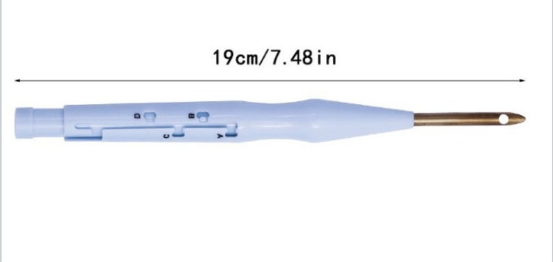 Op de afbeelding: Een lichtblauwe plastic haaknaald met een gouden metalen naald. De haaknaald heeft een maatgids met de letters A, B en C. De haaknaald is 19 cm lang.