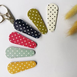Etui na nożyczki do haftu, pochwa na nożyczki, ręcznie robione etui na nożyczki, pokrowiec na nożyczki, pochwa na nożyczki w kropki przypominająca skórę, mały pokrowiec na nożyczki