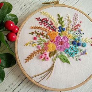 Kit di ricamo floreale per principianti - Kit fai da te per artigianato - Kit completo per ricamo a mano di fiori e piante moderne - Kit fai da te per arte murale con telaio a punto croce floreale - Regali per la mamma
