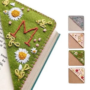Marcador de esquina personalizado bordado a mano: 26 letras y 4 estaciones; decoración de esquina de libro; marcador de esquina cosido con página triangular de fieltro