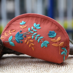 Embroidery Kit Cosmetic Bag, Zipper Canvas Bag Embroidery Pattern, Wash Bag, Makeup Bag,Embroidery and Sewing Kit, Coin Purse, Gift For Her