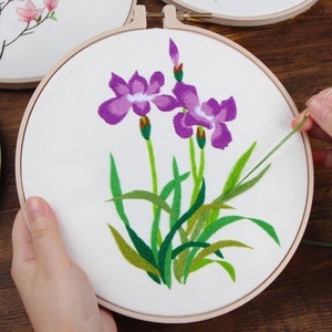 Flower Embroidery Kit Beginner | Floral Embroidery Hoop Art kit| Hand Embroidery Kit Modern Cross Stitch| Embroidery Pattern | Gifts for Her