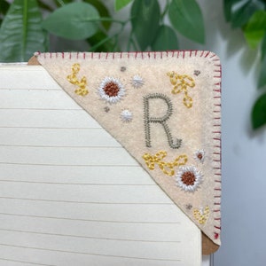 Personalized Hand Embroidered Corner Bookmark 26 Letters and 4 Seasons Book Corner Decoration Felt Triangle Page Stitched Corner Bookmark Spring