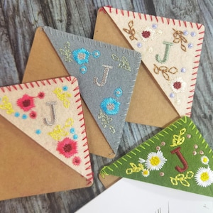 Marcador de livro personalizado bordado à mão | Canto de livro com letras personalizadas | Decoração de canto de livro | Marcador de livro triangular de feltro costurado à mão