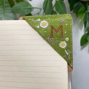 Personalized Hand Embroidered Corner Bookmark 26 Letters and 4 Seasons Book Corner Decoration Felt Triangle Page Stitched Corner Bookmark Summer