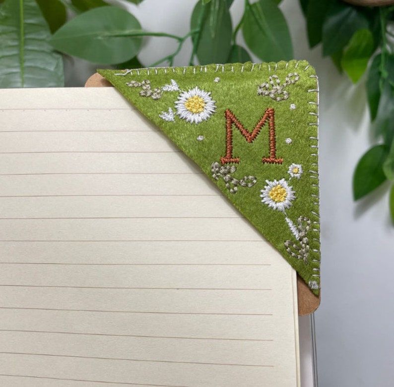 Personalized Hand Embroidered Corner Bookmark 26 Letters and 4 Seasons Book Corner Decoration Felt Triangle Page Stitched Corner Bookmark Summer