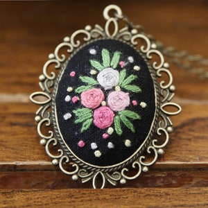Embroidery Necklace Kit Beginner|Modern Floral Beginner Hand Embroidery Pattern|DIY Flower Necklace Full Kit |Gift for Women Sister Mother