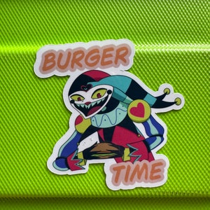 Könnte beinhalten: Ein Aufkleber mit einem Cartoon-Jester, der einen Burger hält, mit dem Text "BURGER TIME" in Orange und Weiß.