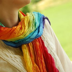 Regenbogen Crinkle Schal Bild 1