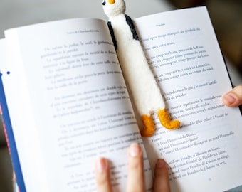 Felted Penguin Bookmark, Handmade, 16cm, perfect gift for readers, bookmark for kids and adults, needle felted - 100% Wool, All natural dyes