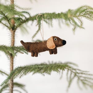 Hangende ornamenten teckel, hangend kerstboomornament, vilten bruine teckel, handgemaakt, 100% wol, cadeau voor kerst, naaldvilt