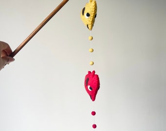 Gefilzte Fisch als Katzenspielzeug: Handgemachter Woll Stick Teaser