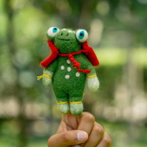 Felted Finger Puppet Magician Frog, Needle felted, Storytelling for kids, Gift for Kids, Handmade, Frog with Cape Puppet