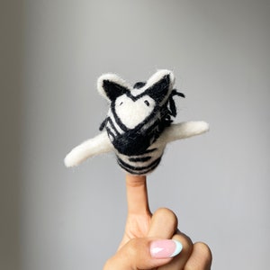 Gefilzte Fingerpuppe Set-Bär, Kaninchen,Zebra, Handgemachte Fingerpuppen, 100% Neuseeland Wolle, Nadel gefilzt, für Kinder Zebra