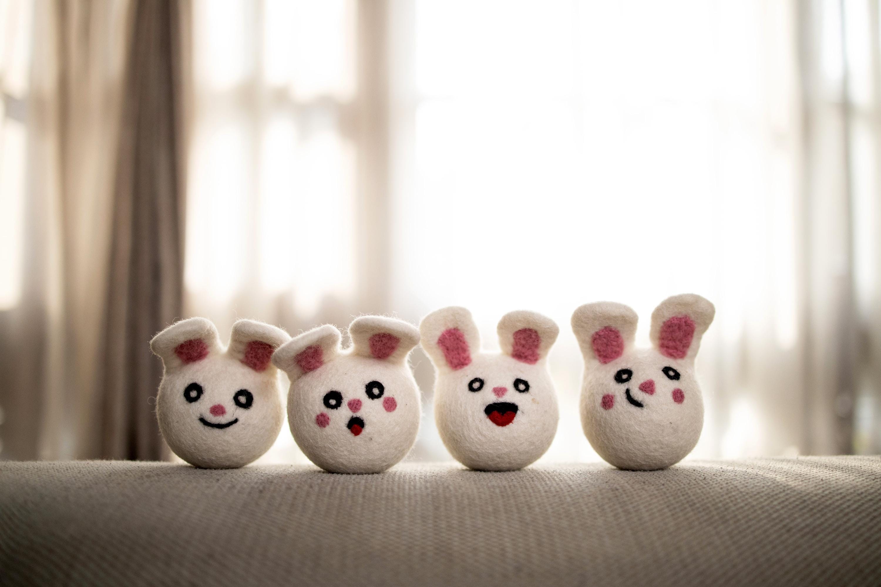 Gevilte bal konijn, set van 4, 100% wol, handgemaakte cadeauset, kattenspeelgoedset, ornamentset, chemicaliënvrije kleurstoffen, naaldvilt, konijnengezichten