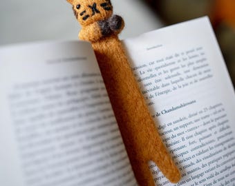 Felted Cat Bookmark, Handmade, 16cm, perfect gift for readers, bookmark for kids & adults, needle felted - 100% Wool, All natural dyes