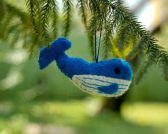 Gevilt ornament met blauwe vinvis: handgemaakte wollen hangende decoratie