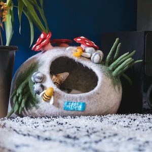 Cat Cave, Everest Pet Cave Bee Garden, Cat Cave, Handmade using 100% New Zealand Merino Wool, Cat bed, Winter Cat Bed, Cozy Cave for Cats