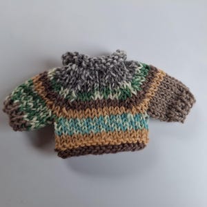 Mini suéter para ursinho ou boneca, suéter raglan sem costuras, feito à mão, peças únicas.