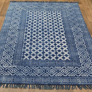 Puede incluir: Un letrero de madera rústica con el texto "Welcome to our home" en letras blancas. El letrero presenta un acabado envejecido y un diseño simple y acogedor, ideal para la decoración de la entrada.