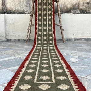 Kelim in erdigem Ton in Olivgrün, handgewebter Kelim aus Jute, gestreift und Navajo, ideal für Eingangsbereich, Flur, Nachttisch oder Boho-Chic