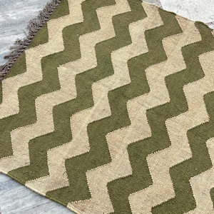Kelim in erdigem Ton, olivgrün, handgewebter Kelim aus Jute, gestreift & umweltfreundlich, ideal für Eingangsbereich, Flur, Nachttisch oder Boho-Chic