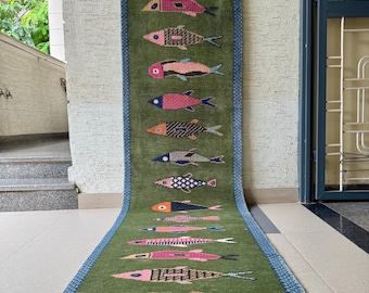 Alfombra de pasillo con diseño de peces koi anudados a mano / Alfombra de lana hecha a mano / Alfombra verde y azul / Alfombra para pasillo, cocina y escaleras / Alfombra estilo boho / Alfombra personalizada