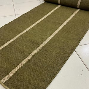 Kelim in erdigem Ton, olivgrün, handgewebter Kelim aus Jute, gestreift & umweltfreundlich, ideal für Eingangsbereich, Flur, Nachttisch oder Boho-Chic