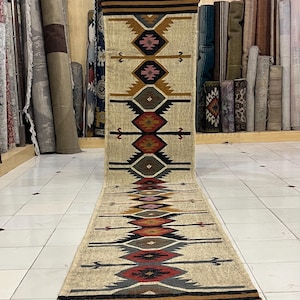 Puede incluir: Un juego de tres tazas de cerámica con un acabado mate moteado. Las tazas son de color crema, gris claro y gris oscuro. Cada taza tiene un diseño minimalista simple y un asa redondeada. Para café o té.