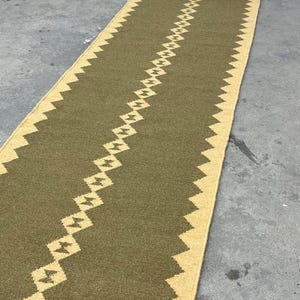 Alfombra de escalera de lana verde oliva, kilim de lana tejido a mano, ecológica, perfecta para entrada, pasillo, mesita de noche y suelo. Tono tierra.
