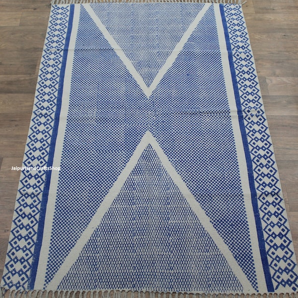 Handgefertigter Teppich in Blau-Weiß,aus Baumwolle in Blau-Weiß mit Blockprint-Muster.