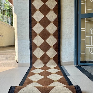 Pode incluir: Uma placa de madeira rústica com o texto "Welcome to our porch" em letras brancas. A placa apresenta um acabamento desgastado e um design simples e convidativo, perfeito para decoração exterior.