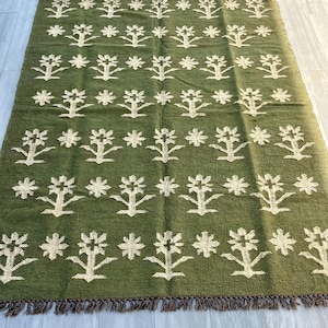 マルチサイズの手織りグリーンフローラルキリムラグ。寝室、キッチン、リビングなどに最適な伝統的なキリムラグ。トルコのハンドメイドキリムラグ