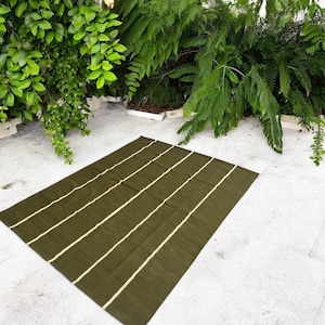 Alfombra de lana verde oliva terrosa - Patrón de rayas, Kilim hecha a mano, tejido plano ecológico, decoración minimalista y moderna, Kilim de lana tejida a mano