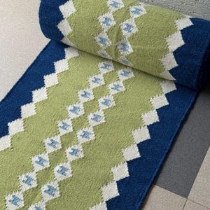 Grün Blauer Teppich Läufer für Treppen | Handgewebter Kelim Läufer | Boho & erdige Wohnkultur | Eingangsbereich, Flur, Nachttisch | Benutzerdefinierte Größe