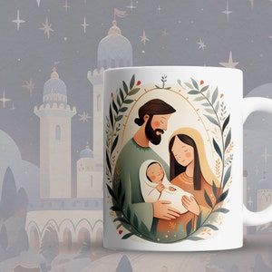 Puede incluir: Taza de cer&aacute;mica blanca con una ilustraci&oacute;n colorida de una familia con un beb&eacute;. La ilustraci&oacute;n presenta a un hombre, una mujer y un beb&eacute; en una corona de hojas verdes. El fondo es azul claro con estrellas.