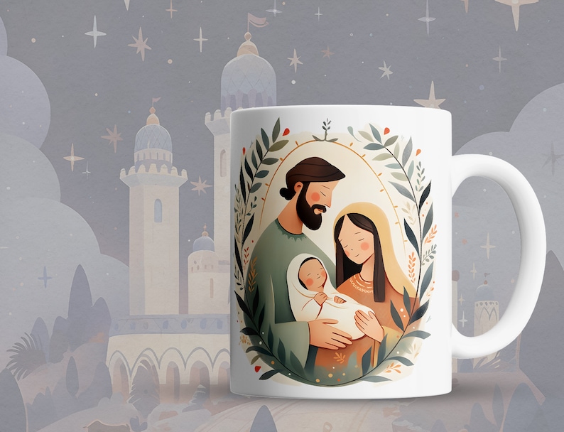 Puede incluir: Taza de cer&aacute;mica blanca con una ilustraci&oacute;n colorida de una familia con un beb&eacute;. La ilustraci&oacute;n presenta a un hombre, una mujer y un beb&eacute; en una corona de hojas verdes. El fondo es azul claro con estrellas.