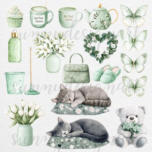 K&ouml;nnte beinhalten: Ein Set aus gr&uuml;nen und wei&szlig;en Aquarell-Illustrationen mit einer Teekanne, Teetassen, Cupcakes, Schmetterlingen, einem Strau&szlig; wei&szlig;er Blumen, einer schlafenden Katze auf einem Kissen, einem Teddyb&auml;r, der Blumen h&auml;lt, einem Kranz, einem Paar Hausschuhen, einem Eimer, einem Besen, einer Flasche und einer Handtasche. Die Illustrationen sind perfekt, um ein verspieltes und charmantes Design zu erstellen.